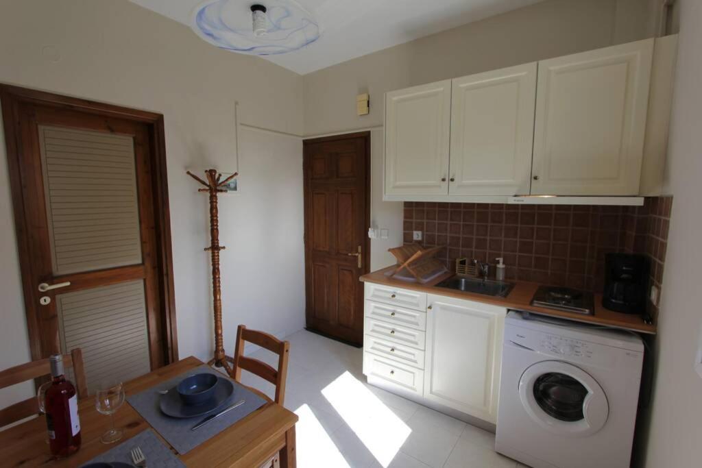 Cozy Apartment In The Heart Of The Town 아르고스톨리온 외부 사진